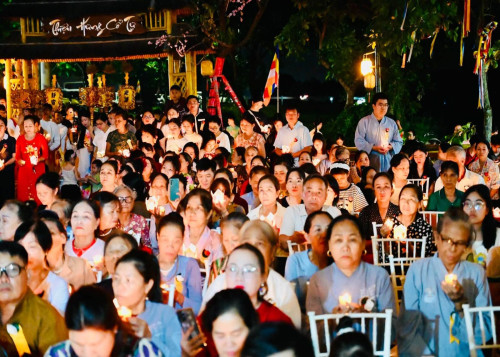 Hàng nghìn ngọn nến tri ân được thắp lên tại Đại lễ Vu Lan chùa Mao Xá PL 2570